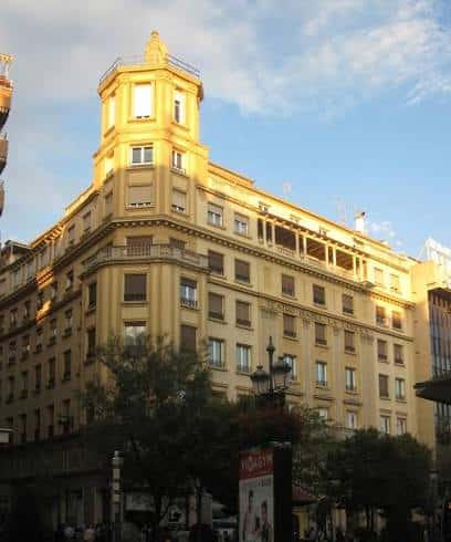 Fachada exterior del Teatro Isabel la Católica iluminada por la luz del atardecer