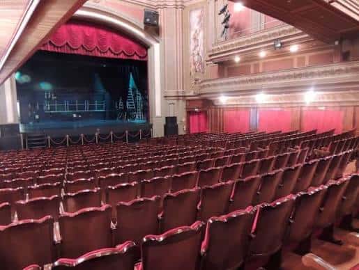 Interior del teatro mostrando el escenario y las filas de asientos desde la platea
