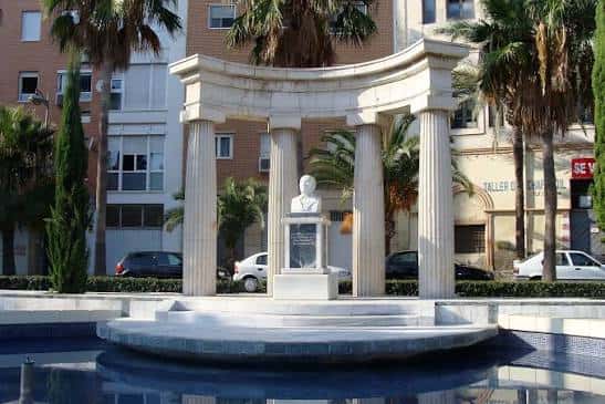 Monumento con columnas y fuente en el Parque Nicolás Salmerón