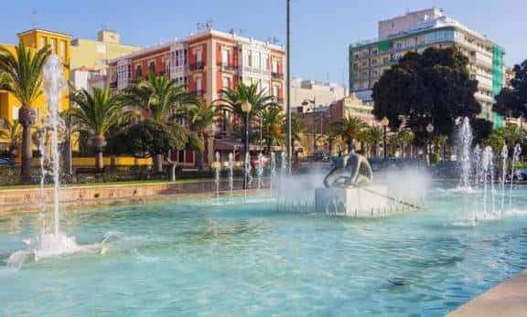 Fuente principal del parque con esculturas y palmeras