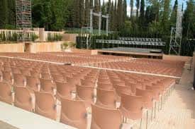 Detalle de las gradas vacías del teatro al aire libre