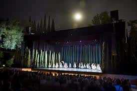 Función nocturna en el Teatro del Generalife con escenario iluminado