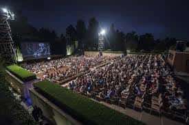 Teatro del Generalife lleno de público durante un evento nocturno