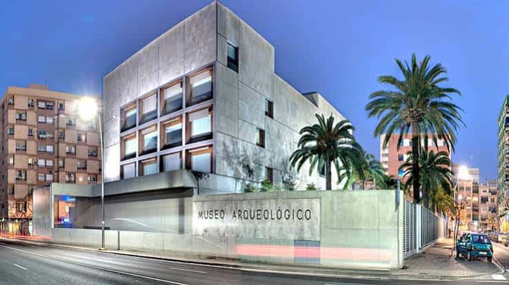 Fachada del Museo Arqueológico de Almería al atardecer