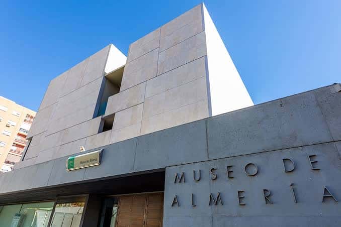 Detalle de la entrada principal con letrero del museo