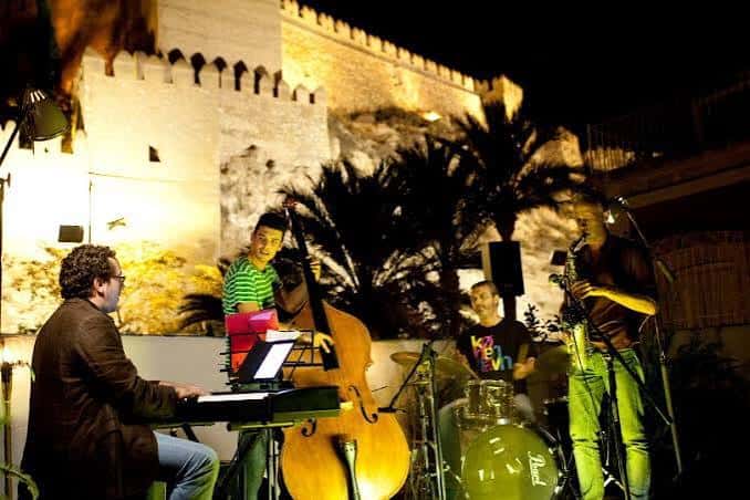 Concierto de jazz nocturno en el patio de la Alcazaba