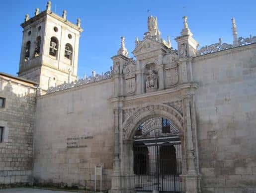 Fachada principal del Hospital del Rey con portada renacentista y torre campanario