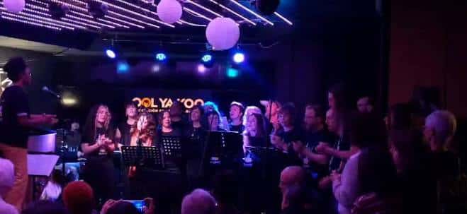 Escenario del Ool Ya Koo con grupo musical y luces de colores durante un concierto