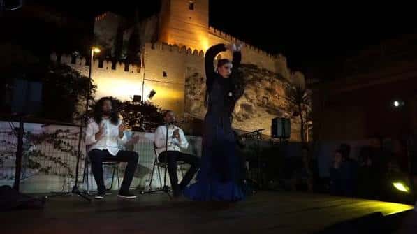 Espectáculo de flamenco frente a la Alcazaba de Almería