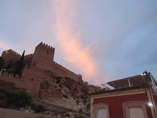 Vista panorámica de la Alcazaba de Almería al atardecer