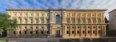 Vista panorámica de la fachada principal del Palacio de Carlos V con su arquitectura renacentista
