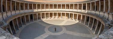 Interior del patio circular del Palacio de Carlos V con columnatas y suelo geométrico