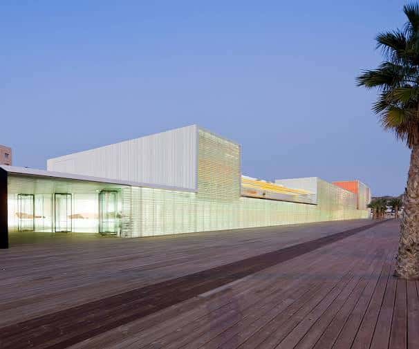 Fachada iluminada del Auditorio El Batel desde el paseo marítimo