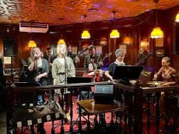 Concierto con vocalistas y banda en el Pub Port of Spain