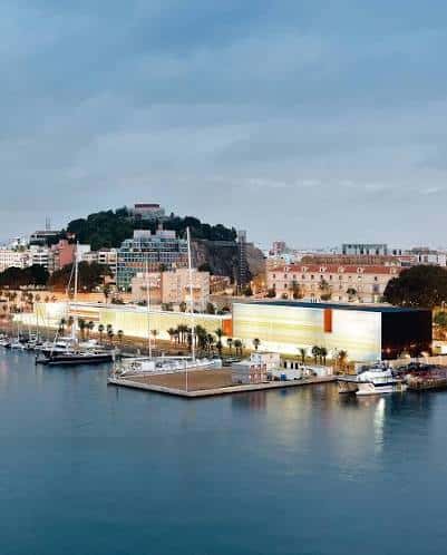 Vista panorámica del Auditorio El Batel junto al puerto de Cartagena