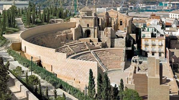 Vista aérea del Teatro Romano de Cartagena mostrando la estructura arqueológica y la fachada moderna del museo