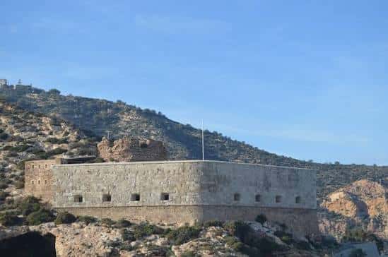 Vista exterior del Fuerte de Navidad en Cartagena, con muros de piedra y colina de fondo