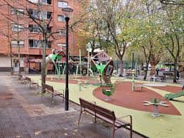 Vista general del parque infantil de la Campa Ibaizabal con columpios y zonas de juego