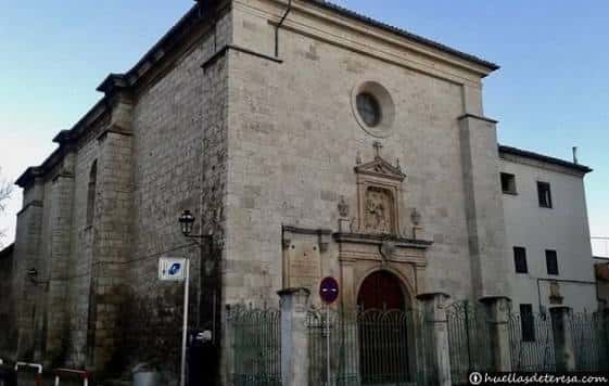 Fachada de la Iglesia de Santa Teresa en Burgos, edificio histórico de piedra con entrada arqueada
