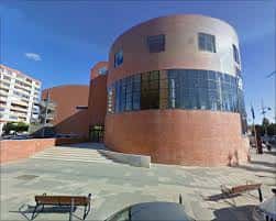 Vista exterior del Centro Cultural Ramón Alonso Luzzy con su característica fachada curva de ladrillo y cristal