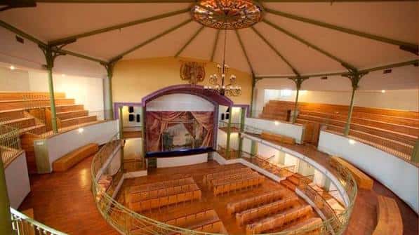 Vista panorámica del interior del Teatro Circo Apolo con su característica estructura metálica y butacas de madera