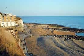 Vista panorámica de Rottingdean Beach con el mar y la costa