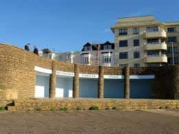 Fachada de Rottingdean Terraces con arquitectura costera y cielo despejado