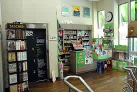 Área de recepción y exhibición de revistas en la entrada de la librería Bibabuk