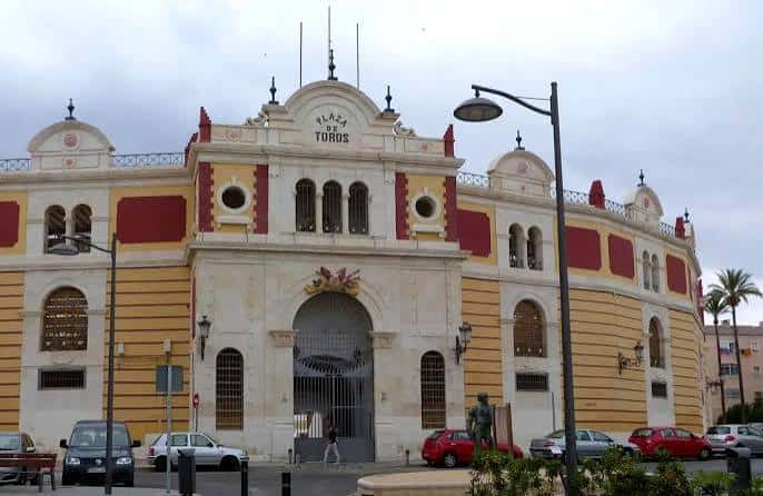 Fachada principal de la Plaza de Toros de Almería bajo cielo nublado