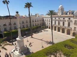 Vista aérea de la Plaza de la Constitución en Almería, con el monumento central y edificios históricos alrededor