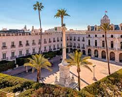 Plaza de la Constitución desde una perspectiva elevada, mostrando su diseño simétrico y arquitectura clásica