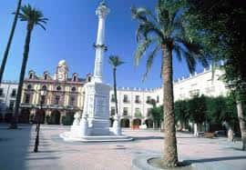 Plaza de la Constitución con el monumento central y edificios coloniales en el fondo