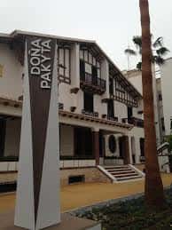 Fachada principal del Museo de Arte Doña Pakyta con señalización vertical