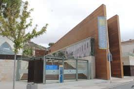 Fachada moderna del Centro de Interpretación de la Muralla Púnica