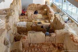 Excavación arqueológica de la Muralla Púnica con trabajadores en el sitio