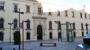 Fachada principal de la Plaza Pablo Cazard con arquitectura clásica y banderas