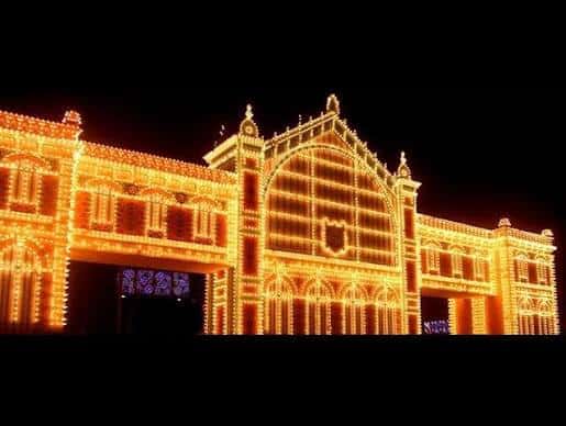 Fachada del recinto ferial decorada con luces cálidas en tonos dorados