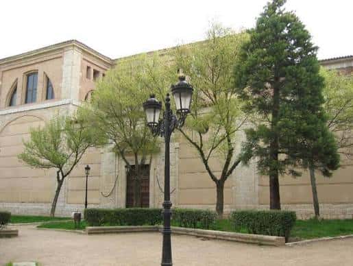 Entrada principal del monasterio con farolillo y jardines bien cuidados