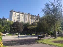 Vista general de la Plaza Juan XXIII con edificios residenciales y zonas verdes
