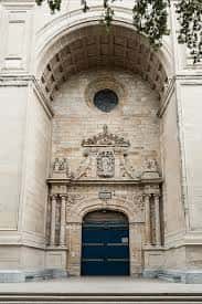 Fachada principal de la Basílica de Begoña en la plaza