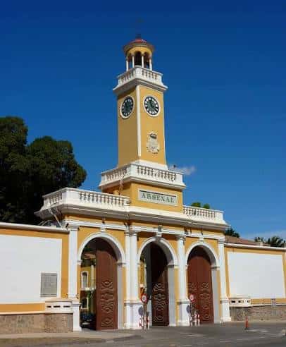 Plano general de la fachada del Arsenal de Cartagena bajo un cielo azul despejado