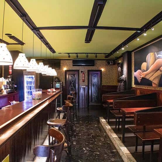 Interior del Bar Amarillo mostrando barra, mesas y decoración característica