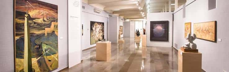 Interior de la sala de exposiciones con obras de arte y esculturas