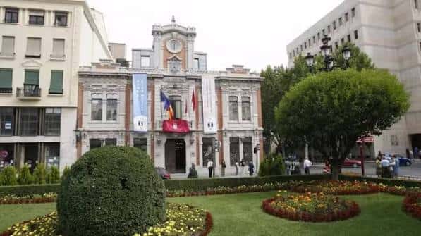 Vista exterior del Museo Municipal de Albacete con jardines y banderas