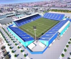 Vista aérea del estadio Ibercaja en Zaragoza con gradas azules y campo de fútbol
