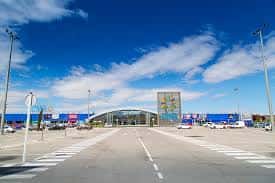 Vista frontal del Parque Comercial Granaita con su fachada moderna y logo colorido bajo un cielo azul