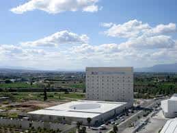Vista aérea del Centro Cultural CajaGranada con el edificio principal y el entorno paisajístico