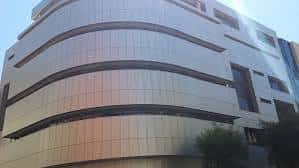 Vista exterior de la Biblioteca Pública del Estado en Albacete con fachada moderna y curvas
