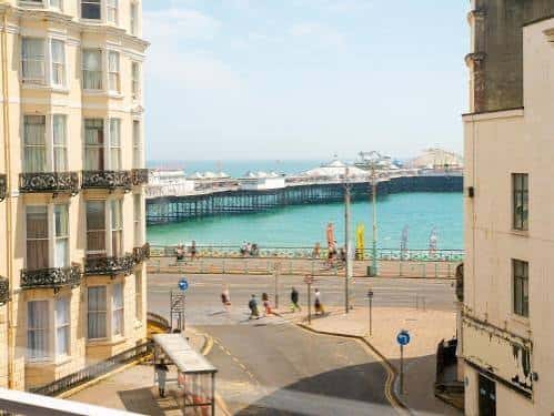 Vista desde la ventana del hostel hacia el muelle y el mar de Brighton