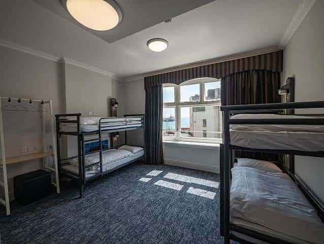 Habitación compartida con literas y ventana con vista al mar